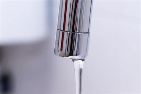 Экономия воды Закрыть кран чистой проточной водой | Премиум Фото