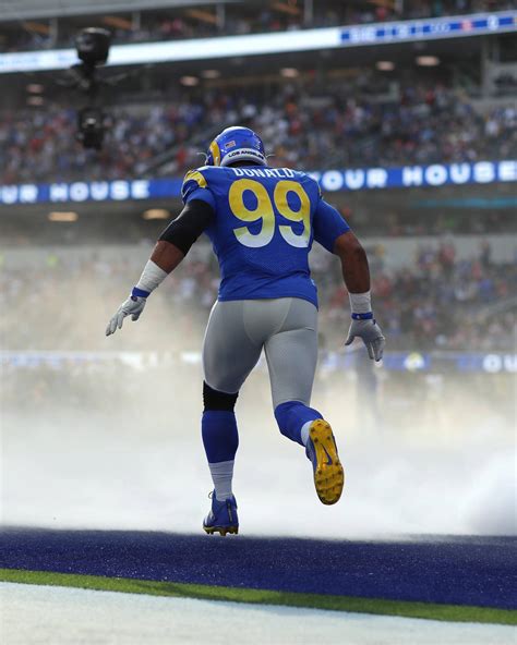 Download Nfl Los Angeles Rams Aaron Donald Football Match Wallpaper