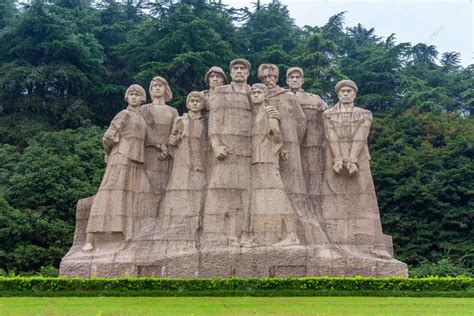 南京雨花台风景区烈士雕塑群像摄影图配图高清摄影大图 千库网