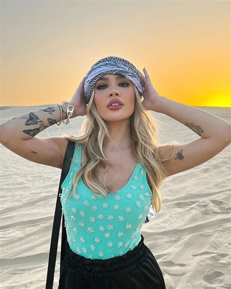 Karoline Lima posa com lenço no deserto do Catar e brinca: 'Jade de O