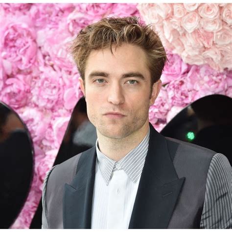 Homem Mais Bonito Do Mundo O Ator Robert Pattinson Fica Em Lugar