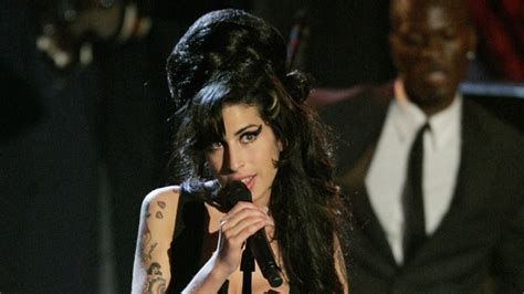 Foto Amy Winehouse Inspirasi Bikini Dan Swimwear Di JFW 2017