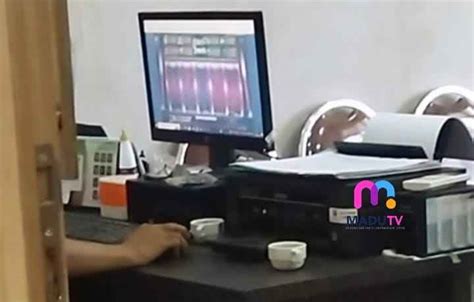 Viral Video Staf DPRD Pamekasan Diduga Asyik Main Game Slot Saat Jam Kerja