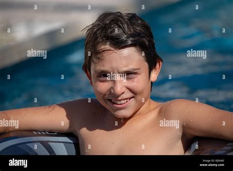 Niño De 12 Años Jugando En La Piscina De Su Casa Durante El Verano Fotografía De Stock Alamy