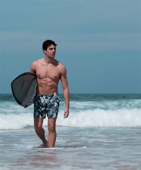 Pin By P Rdmn On Sports Hot Surfer Guys Surfer Guys Photography Poses For Men