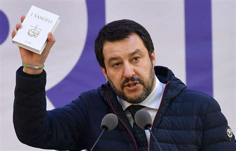 Il Vangelo Secondo Matteo Salvini Fa Infuriare I Cattolici Le