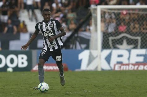 Botafogo renova até 2023 um de seus principais jogadores