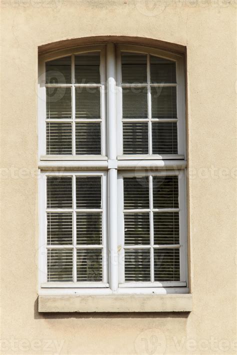 Traditional Paris window 14319142 Stock Photo at Vecteezy