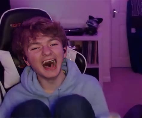 Tommyinnit Laughing Tommy Boy Hot British Men Pretty Boy Swag