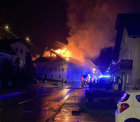 Gries Dachstuhl des Weißen Rössl in Vollbrand Bewohner unverletzt