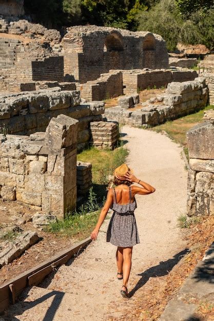 Mujer Caminando Por Las Ruinas Arqueol Gicas De Butrint O El Parque