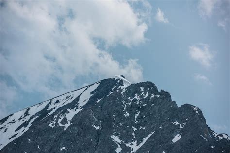 Hermoso paisaje con pico puntiagudo de alta montaña con cornisa de