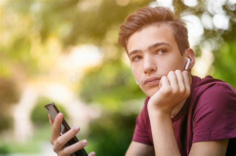 Adolescente Telefone Celular Na Rua Da Cidade Imagem De Stock