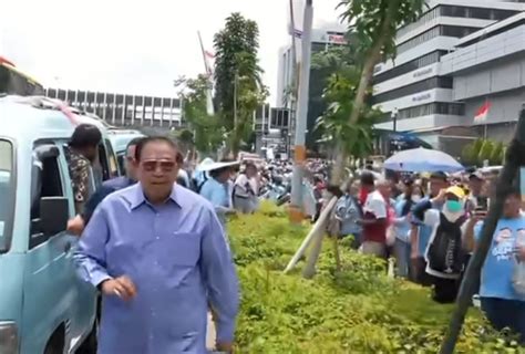 SBY Turun Gunung Jalan Kaki Sejauh 4 5 Km Dari Jl Patimura Menuju GBK