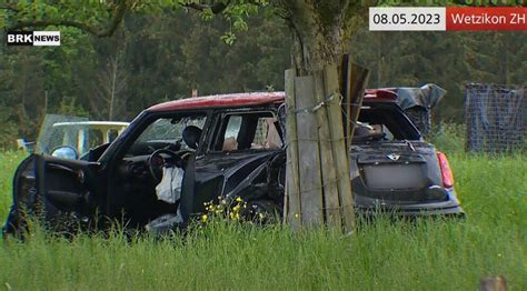 Wetzikon ZH Autolenker 30 flüchtet vor Polizei und prallt gegen Baum