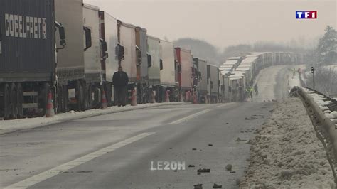 Neige Des Centaines De Camions Toujours Bloqu S Sur Les Grands Axes