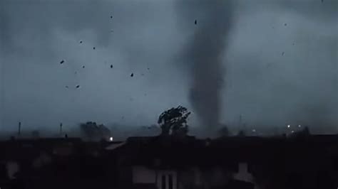 Burrasche e tornado nel nord Italia, mentre il sud continua a cuocere ...