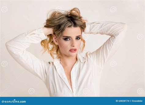 Belle Pose Blonde Expressive De Fille Photo stock Image du affiche beauté 64828174