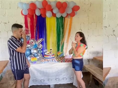 Madre hace FIESTA para celebrar que su hijo se declaró GAY para hacerlo sentir MEJOR