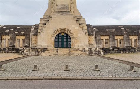 Entrada del Osario de Douaumont un monumento ubicado cerca de Verdún