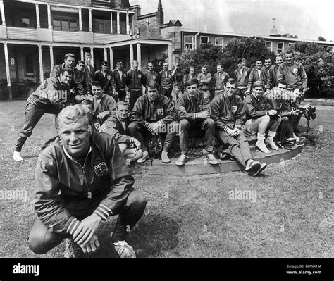 Bobby moore 1966 world cup hi-res stock photography and images - Alamy