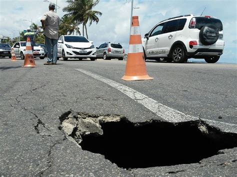 G1 Buraco se abre e prejudica trânsito em avenida na Jatiúca em