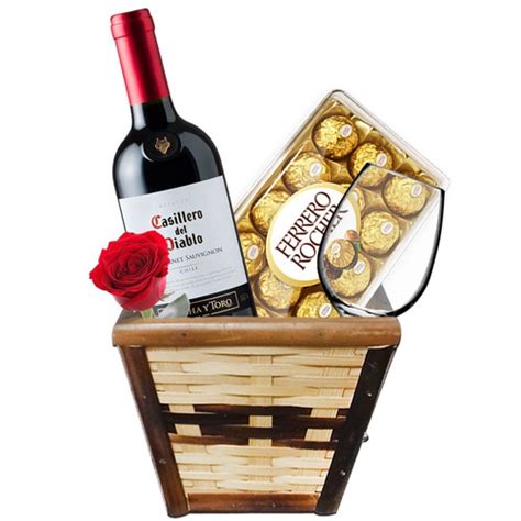 Cesta Fina Para Homem Chocolate Ferrero Vinho E Taça Parcelamento