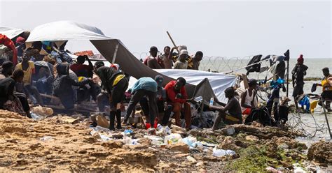 Des Centaines De Migrants Laiss S Sans Eau Ni Nourriture Entre La