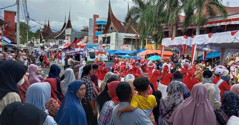 Tumpah Ruah Masyarakat Tanah Datar Turun Ke Jalan Untuk Menyaksikan