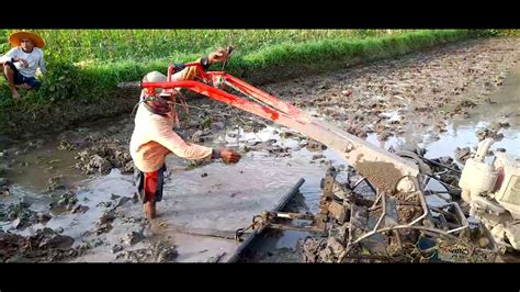 Membajak Sawah Dengan Traktor Baru Jos Lari Nya Youtube