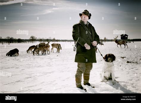 Der Jäger Wolfgang Wernicke steht zusammen mit Jagdhund Haras Kleiner