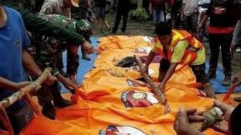 Tanah Longsor Telan Rumah Dan Timbun Orang Di Tana Toraja