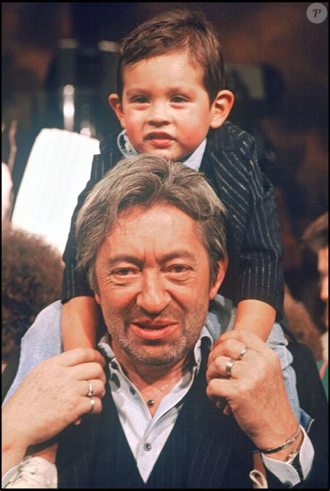 Photo ARCHIVES SERGE GAINSBOURG AVEC SON FILS LULU LUCIEN SUR LE