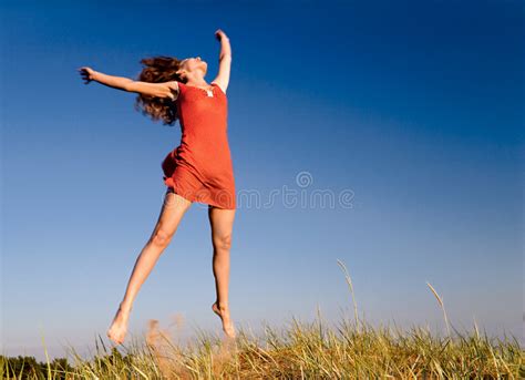 La Fille Sautant Sur Un Dune 1 Photo Stock Image Du Pied Plage 962954