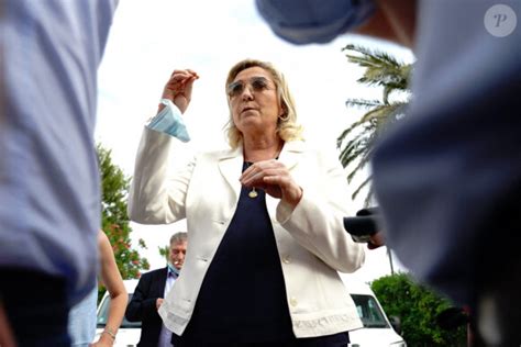 Marine Le Pen Prend La Pose Un D Tail Surprenant Interpelle Sur Une