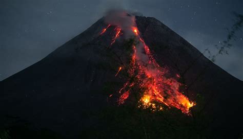 NUSABALI Gunung Merapi Semburkan Awan Panas Guguran Sejauh 1 8