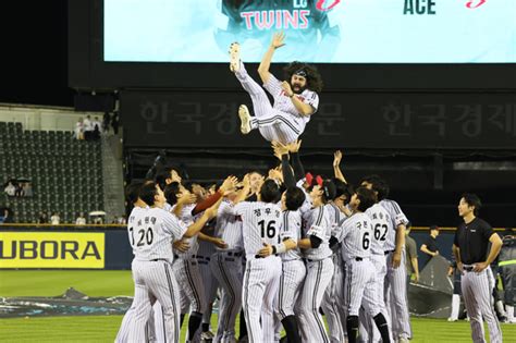 The LG Twins toss their departing ace Casey Kelly after a rained-out ...