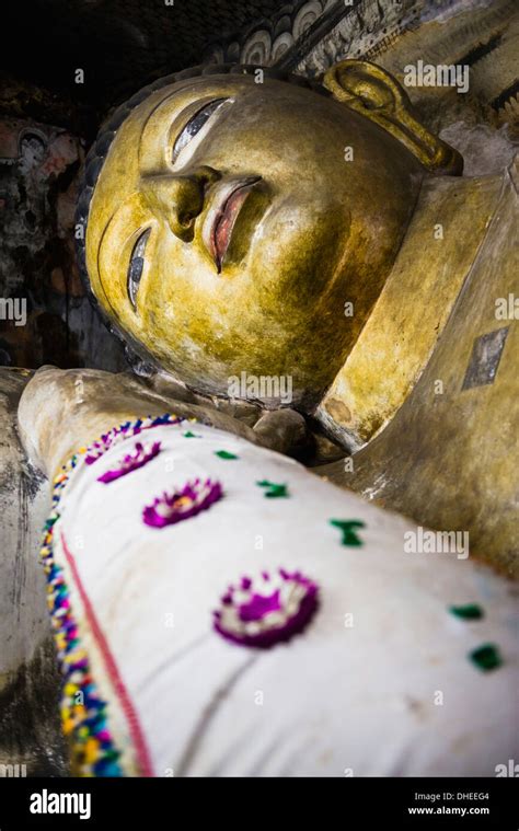 Estatua De Buda En La Cueva 1 Templo Del Rey Divino Dambulla Templos