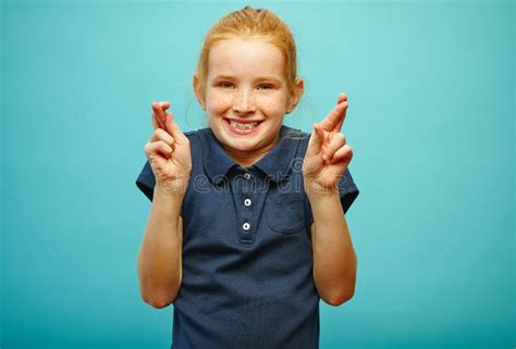 Rire Bruyant Et Fort De Petite Fille Avec Les Cheveux Rouges T Shirt