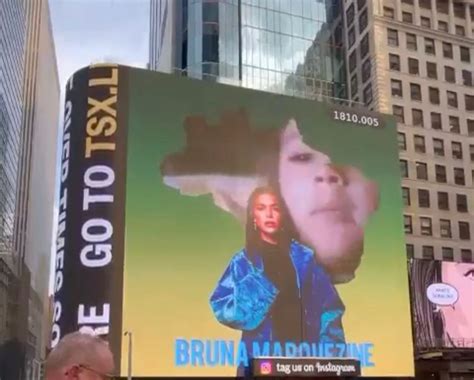 Bruna Marquezine aparece em telão na Times Square Celebridades Vogue