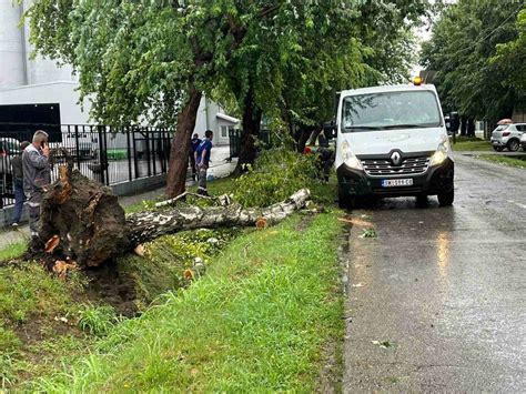 VIDEO SREMSKA MITROVICA U MRAKU Nevreme Ugasilo Javnu Rasvetu