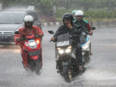 Seluruh Jakarta Diprediksi Hujan Siang Ini Hujan Siang Jakarta Pos