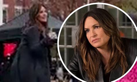 Mariska Hargitay Halts Law And Order Svu Shoot To Quiet Street Performer