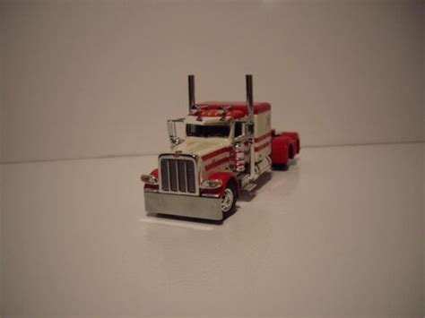 Dcp First Gear White With Red Stripes Peterbilt With