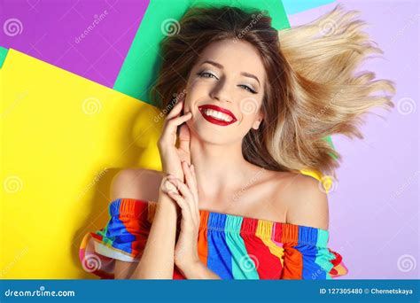 Mujer Joven Hermosa Con El Pelo Rubio Largo Sano En Fondo Del Color