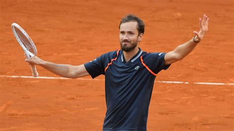 Medvedev wins his first clay-court title while Rybakina perseveres for ...