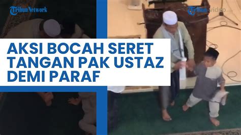 Aksi Bocil Seret Tangan Pak Ustaz Demi Tanda Tangan Setelah Salat