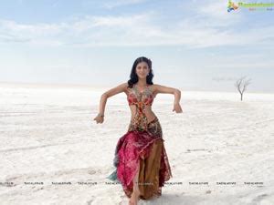 Shruthi Hassan S Hot Belly Button Show In Anaganaga O Dheerudu High