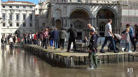 Cronaca Meteo Diretta Venezia Turisti Su Passerelle Acqua Alta In