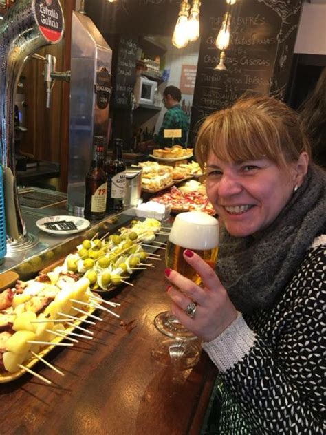 Sitges Tapas Wandeling Wijn Eten En Geschiedenis Tour Getyourguide